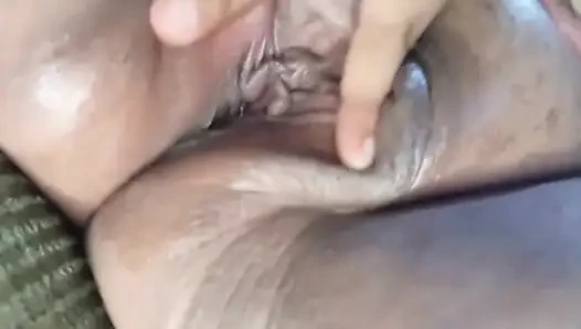 Yeni tıraş olmuş vajinamı gösteriyorum
