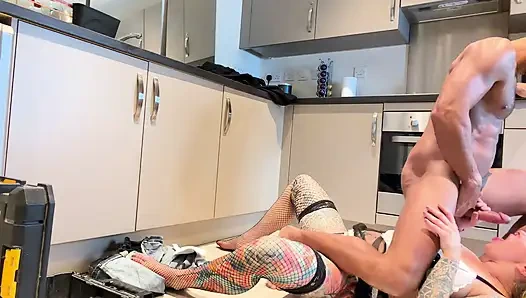 Tesisatçı Calvin hizmetçi Sandy'i iş üstünde sert sikiyor