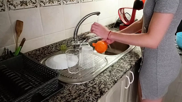 Она просит меня помочь помыть посуду моим писсингом