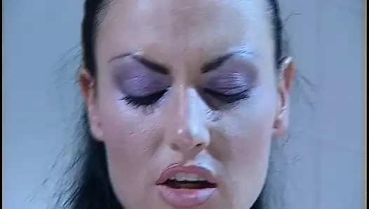 Harika vücutlu çarpıcı esmer yarak emiyor ve sikiliyor