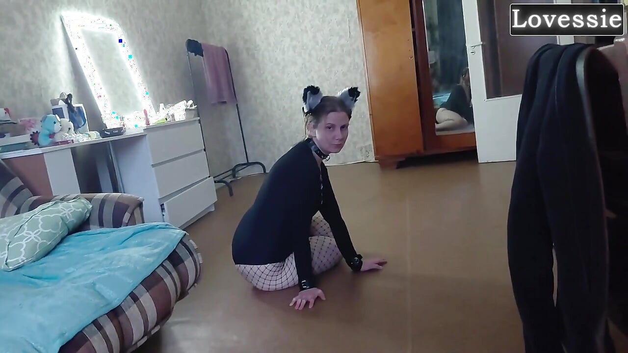 Gatinha Sexy Come De Uma Tigela E Lambe Os Pés De Seu Mestre - Lovessie