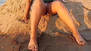 Mi esposa muestra sus bragas en la playa