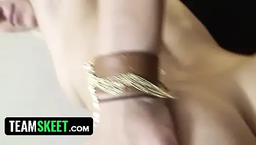 Юную блондинку трахнул лучший друг ее бойфренда