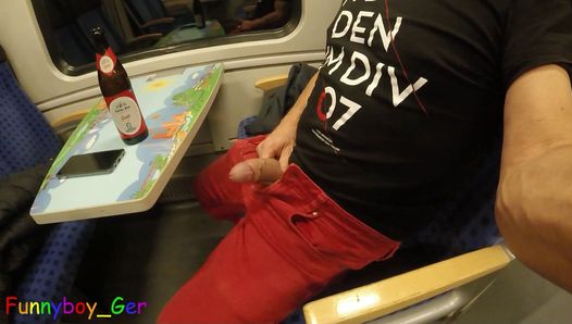 Un mec branle secrètement ses saucisses dans un train en marche
