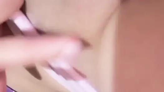 Götlü kız boşalana kadar mastürbasyon yapıyor