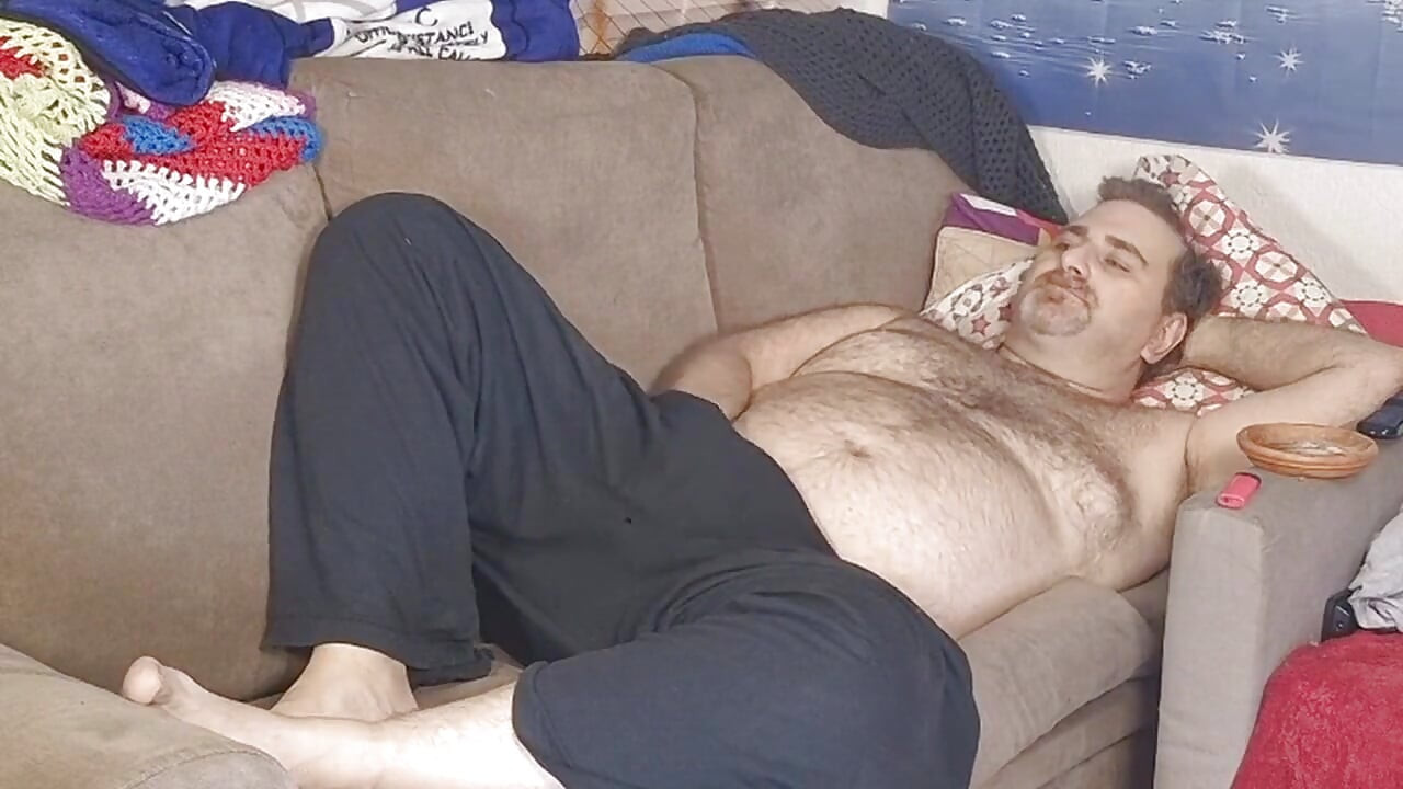 Debeljuškasti tata nosi gola prljava stopala