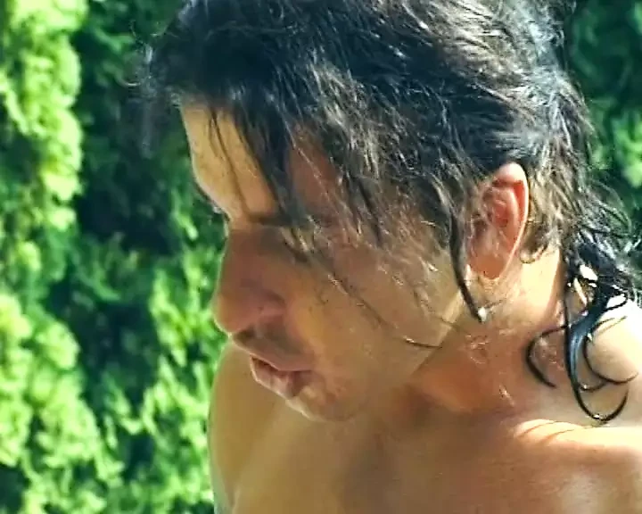 Sexy ragazza tedesca beve sborra dopo aver scopato in piscina