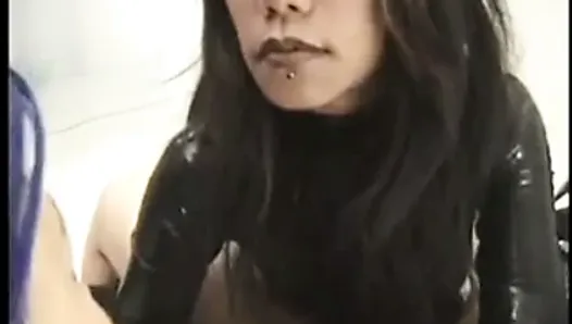 Dominadora asiática fodendo uma garota