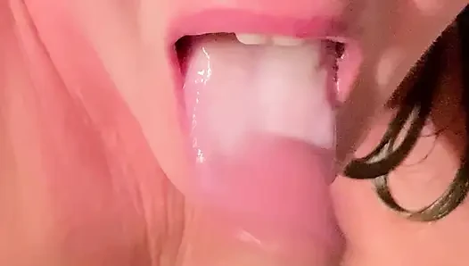 Fetish kaki berujung dengan kejutan seks oral di bak mandi air mani