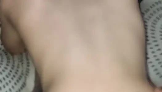 Mit einem Tomboy-Mädchen, das köstlich seufzt