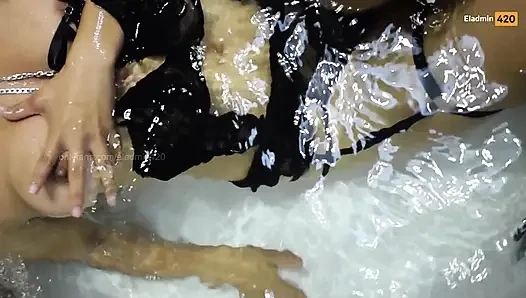 Wet and wild: bersenang-senang di jacuzzi bareng sahabatku eladmin