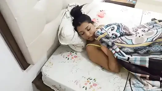 Meine heiße 18-jährige stiefschwester aus new york kommt in mein bett, wenn ich fernsehen