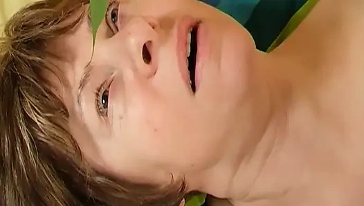 Azgın olgun esmer kanepede parmaklanıyor ve sert sikiliyor