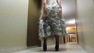 Sissy Ray en robe de soirée argentée dans le couloir de l&#39;hôtel