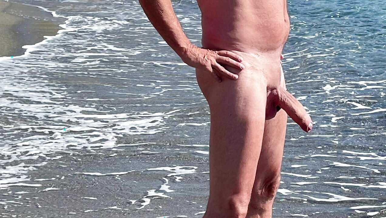 海辺の波だまりの中のおままちゃん