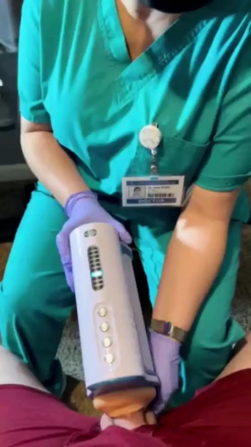 Y tá ngân hàng tinh trùng nhận ra tôi và đề nghị giúp đỡ với máy