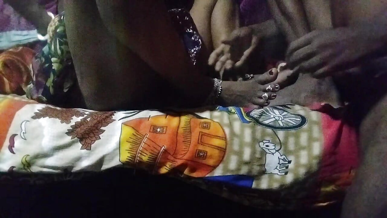 Chor ne chori karane aaya to bhabhi ne chor se boor chodane laga