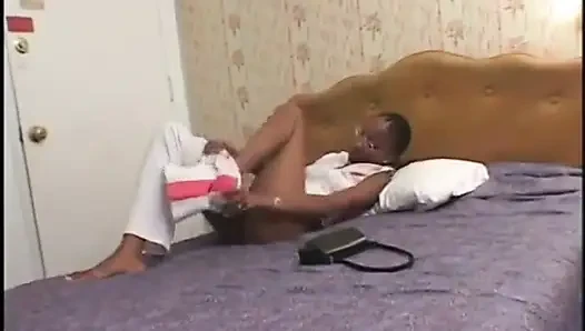 Beyaz adam yalandıktan sonra siyah amcığı misyoner tarzı sikiyor