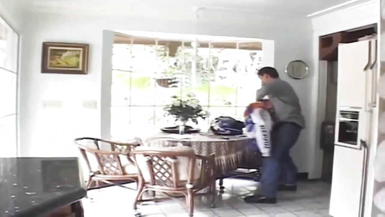 Gagici mature devorează pula în Orgie sălbatică bucătărie și pat