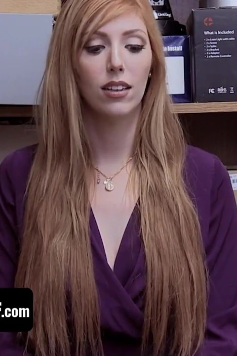 Shoplyfter Mylf - 红发熟女和继女在后台被饥渴的警察干