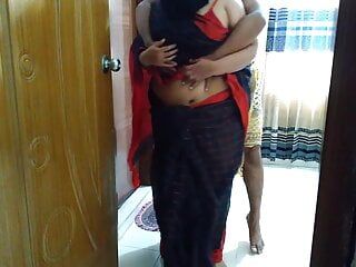 Asiática sari quente e sutiã usando tia bbw de 35 anos amarrou as mãos na porta e foi fodida pelo vizinho - porra enorme dentro
