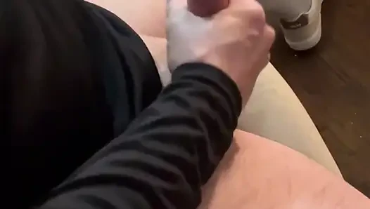 Adam pantolon dışında her şeyi giyerek mastürbasyon yapıyor ve boşalıyor.