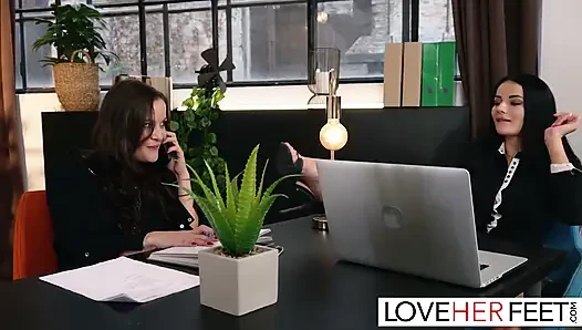 Dolly diore und maddy black tun etwas während der arbeit