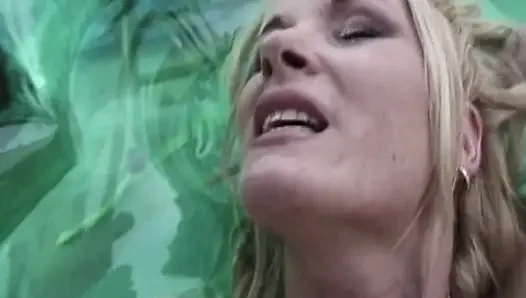 Tante seksi rambut pirang dientot habis-habisan sama kontol besar pria kulit hitam - close up