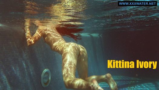 Kittina dompelt zichzelf onder in het het hete zwembad
