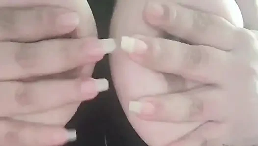 Sieh, wie ich mit mir spiele, mich für dich streichle.