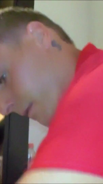 Ikonický okamžik z "Spolkni vlastní sperma - německá teenagerka vyzvednutá s hotelovým creampie"
