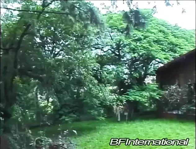 Biseksualne šiške u šumi.