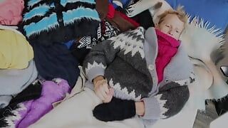 Un maglione fetish a letto. In una tartaruga morbida e cardigan con i pantaloni e maglione nel mio letto maglione.