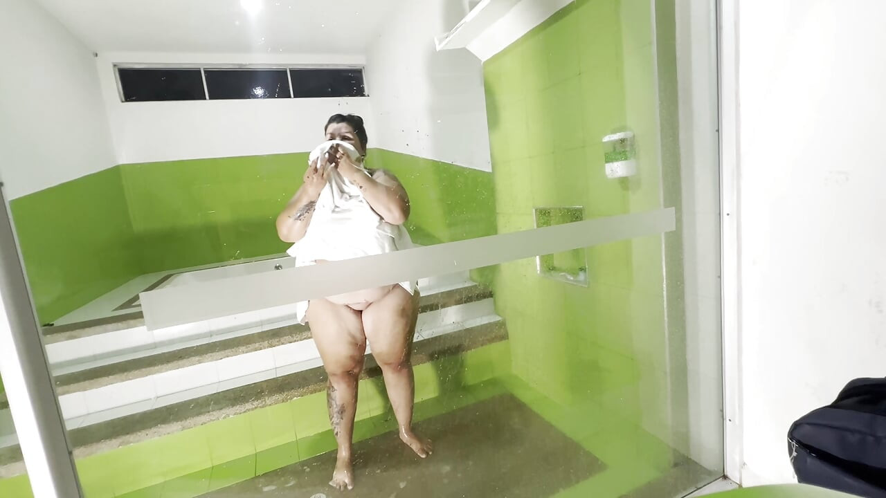 Ich sehe meine Nachbarin, während sie im Jacuzzi ist, und das ist passiert