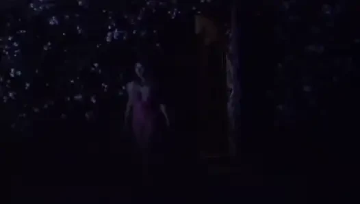 Sexy hure mit großen brust im bett fickt harten schwanz