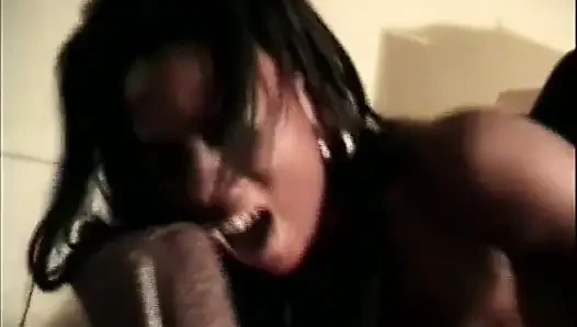 Güzel büyük memeli zenci kız amcık yalıyor büyük siyah yarak emiyor