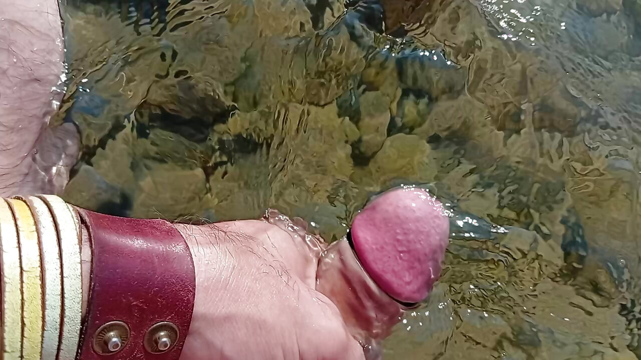 Labă pe râu cu inele de pulă și dop de cur