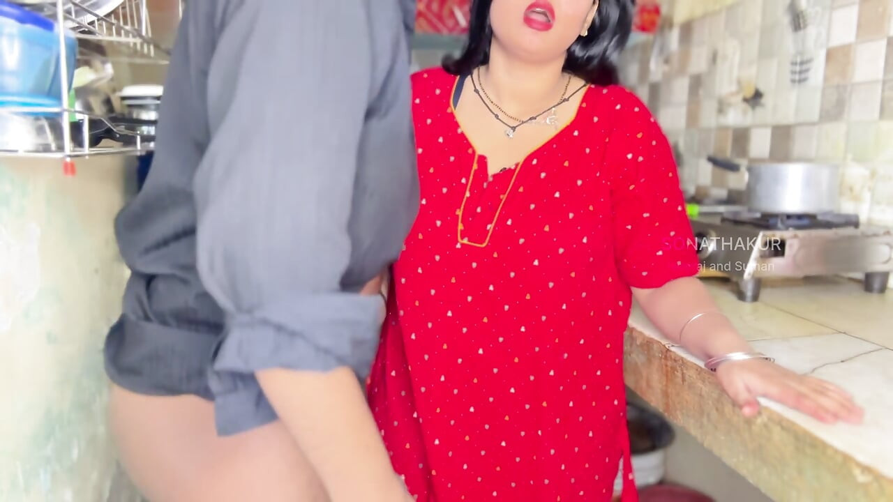 Bonita Mami me seduziu enquanto cozinhava na cozinha - sexo quente