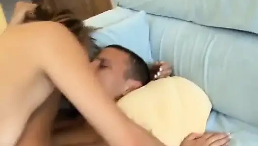Cewek imut ini pengen dientot dari belakang dan dicrot di muka dengan hangat
