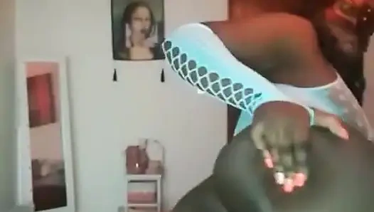 Толстушка-студентка сделает твою рот водой