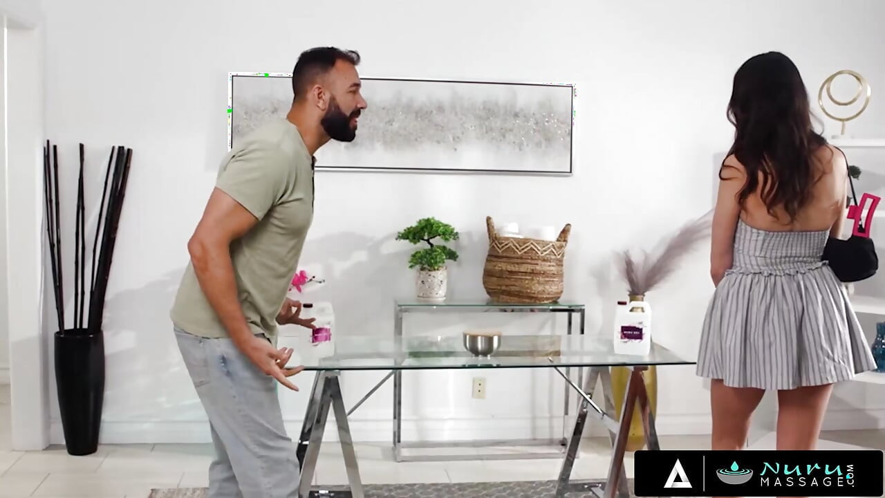 NURU MASSAGE - Η Aria Sloane αφήνει τη λεσβία πρώην Lexi Lore να γαμήσει τον φίλο της σε αχνιστό τρίο