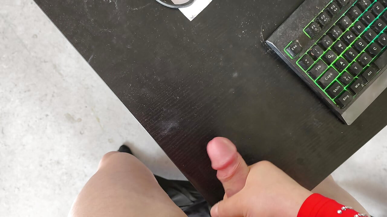 책상에서 자발적인 사정