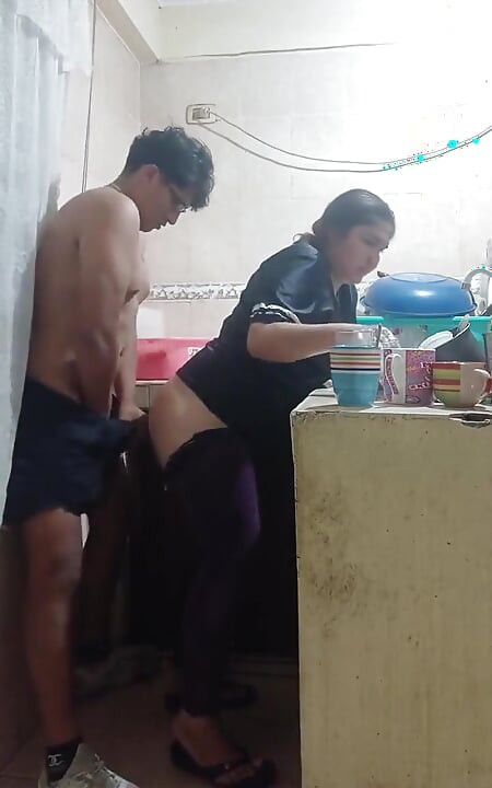 Funcionária fodida na cozinha, a esposa do meu chefe quase nos pegou na Cidade do México