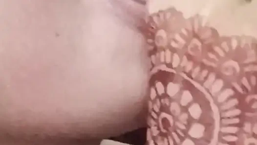 Freundin und freund genießen tag mit hotel rauchen