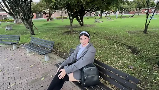 Aku pertama kali ngentot sama abang tiri sahabatku setelah pulang kuliah