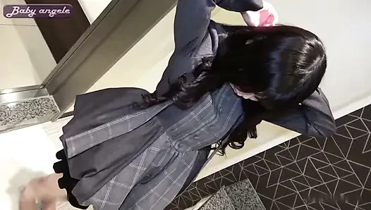 Stilvolle süße frau wird zu einer mutigen gestaltung gezeichnet und findet sich in einem intensiven creampie-moment wieder