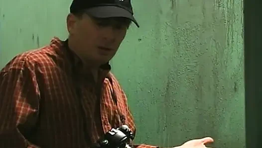 Соблазнительную милфу-брюнетку трахают пальцами и жестко трахают