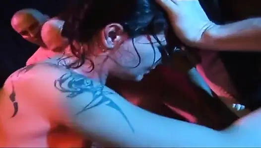 Зрелую брюнетку широко растянули в маслянистой гэнгбэнг-оргии