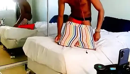 Kennie jai mastürbasyon yapıyor ve ateş ediyor!