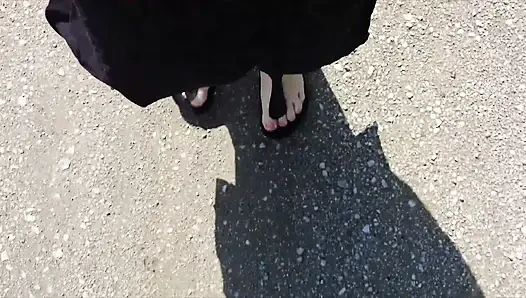 Açık hava siyah kaftanla ve çıplak ayakla siyah Birkenstock'larda